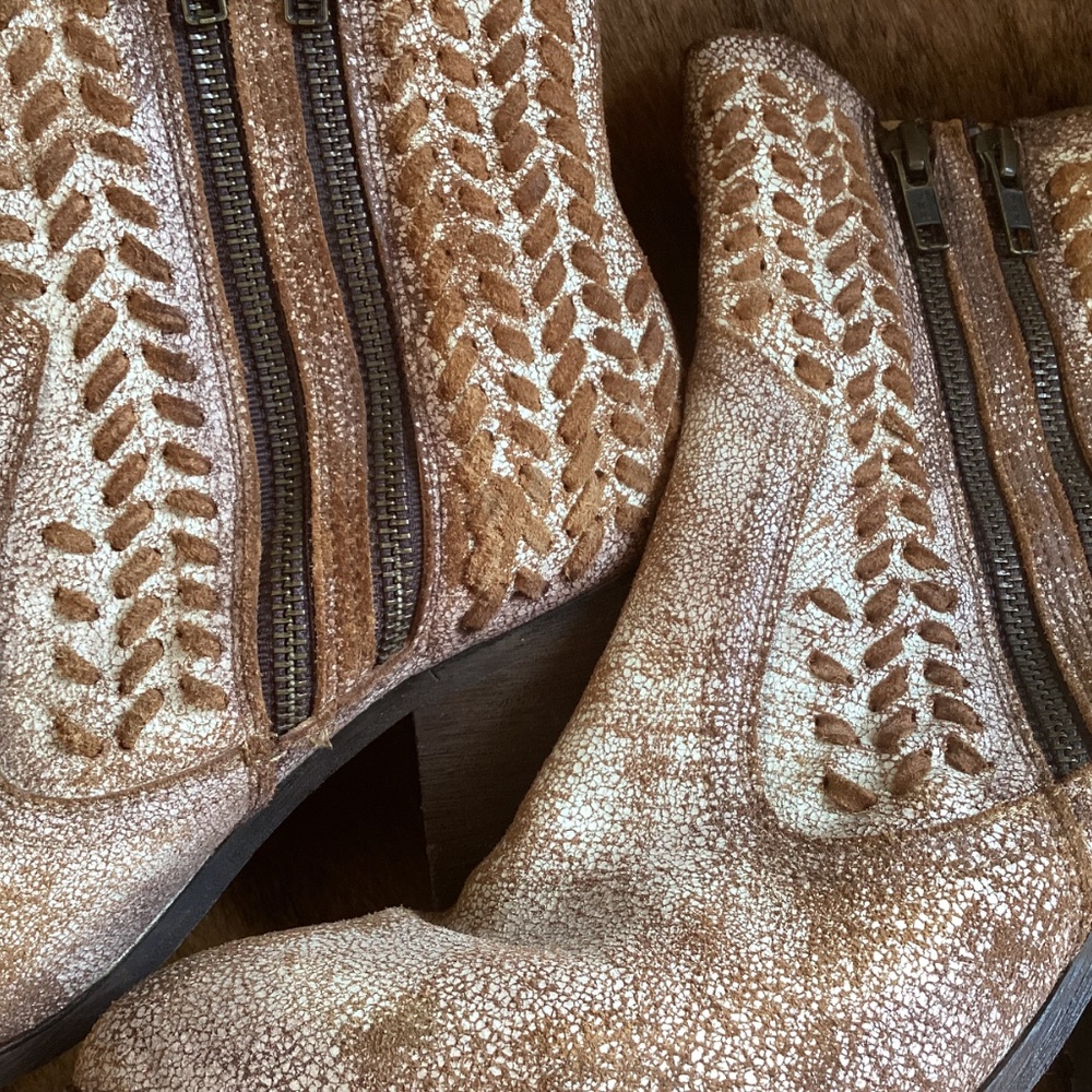 Circle G By Corral Outstanding Leather Weave Double Zipp Crackle Leather Bootie - Picture 11 of 12